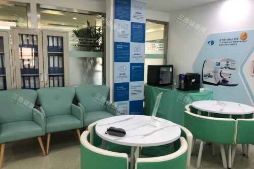 北京民众眼科医院候诊区 北京民众眼科医院候诊区