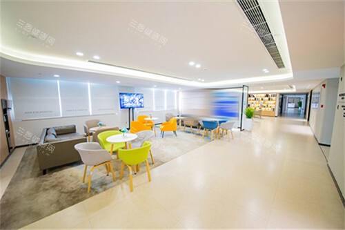 深圳深东爱尔眼科四楼屈光科候诊区一环境 深圳深东爱尔眼科四楼屈光科候诊区一环境