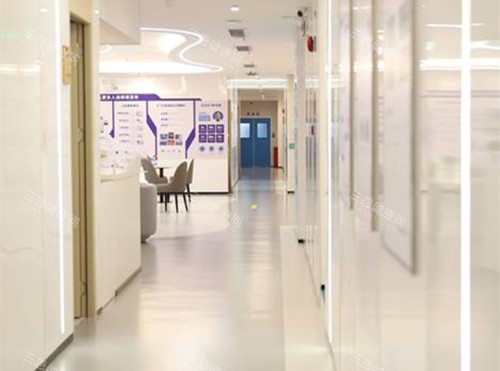 广州视百年眼科内部过道环境 广州视百年眼科内部过道环境