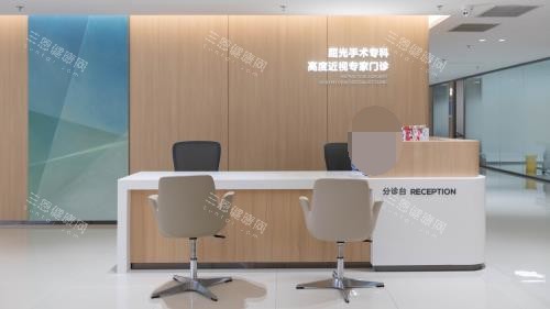 重庆爱尔眼科前台场景照