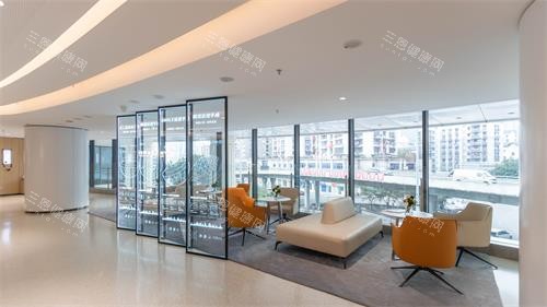 重庆爱尔眼科医院内部沙发等候区