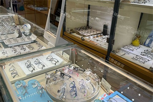 昆明艾维眼科医院配镜区