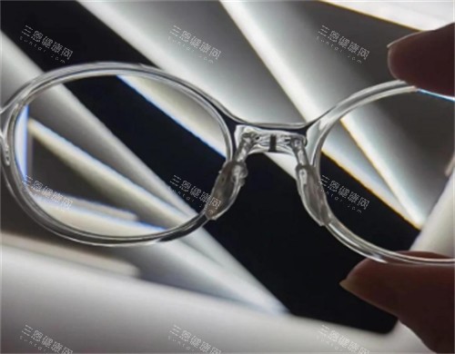 思问子夏离焦眼镜的样子