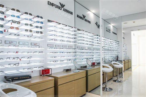 乌鲁木齐美尼康眼科医院配镜区展柜